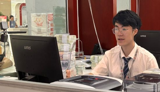 工商银行成都东大支行工作人员为世运会执委会办理现金支取业务。罗德意摄 工商银行成都东大支行工作人员为世运会执委会办理现金支取业务。罗德意摄