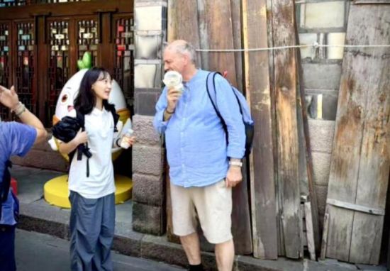 工行志愿者韩玉婷正在为外籍游客提供帮助 工行志愿者韩玉婷正在为外籍游客提供帮助