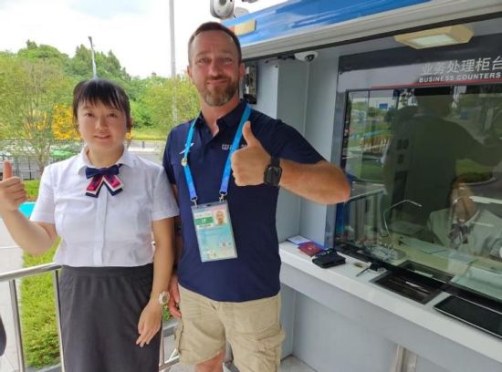 流动银行车为匈牙利客户办理结汇业务 流动银行车为匈牙利客户办理结汇业务