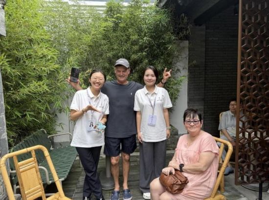 工行世运会外籍来华人员志愿服务小分队为游客提供金融服务 工行世运会外籍来华人员志愿服务小分队为游客提供金融服务