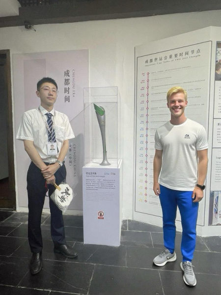 工商银行志愿者孙羽在宽窄巷子为外籍游客讲解成都历史。龚航摄 工商银行志愿者孙羽在宽窄巷子为外籍游客讲解成都历史。龚航摄
