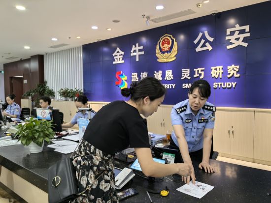 仇女士带着户籍证明顺利办理了新的身份证 仇女士带着户籍证明顺利办理了新的身份证