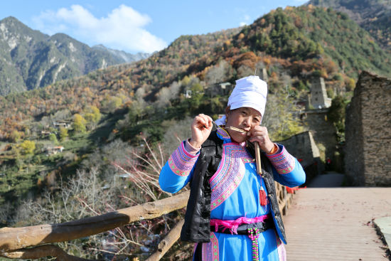 《羌族妇女吹笛》 毛建军/摄 《羌族妇女吹笛》 毛建军/摄