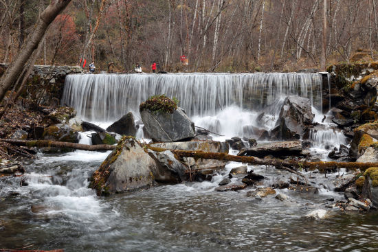 《山间流瀑》 毛建军/摄 《山间流瀑》 毛建军/摄