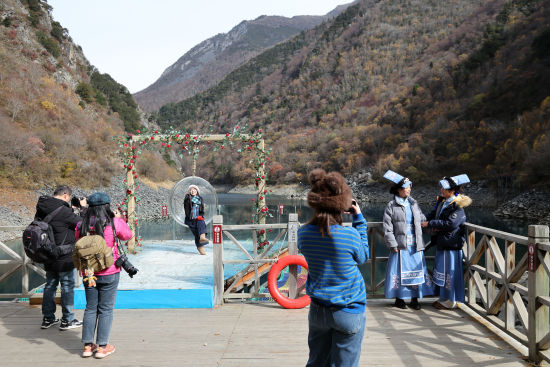 《来松坪沟打个卡》 毛建军/摄 《来松坪沟打个卡》 毛建军/摄