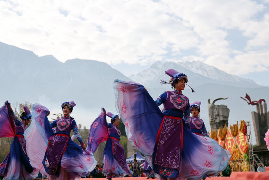 《载歌载舞》 毛建军/摄 《载歌载舞》 毛建军/摄