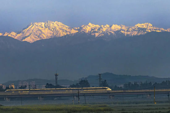 ��ѩɽ�µĹ�԰���С��ѳ�Ϊ�ɶ���������Ƭ����־�� ��