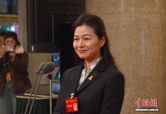 2月2日,四川成都,四川省政协委员成都理工大学破产法研究中心主任刘宁在四川省政协十三届四次会议委员通道(第一场)上答记者问。杨予頔 摄 2月2日,四川成都,四川省政协委员成都理工大学破产法研究中心主任刘宁在四川省政协十三届四次会议委员通道(第一场)上答记者问。杨予頔 摄