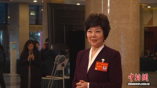 2月2日,四川省政协十三届四次会议第一场“委员通道”启动,四川省政协委员、四川省文联副主席寒露回答记者提问。 杨予𬱖 摄 2月2日,四川省政协十三届四次会议第一场“委员通道”启动,四川省政协委员、四川省文联副主席寒露回答记者提问。 杨予𬱖 摄
