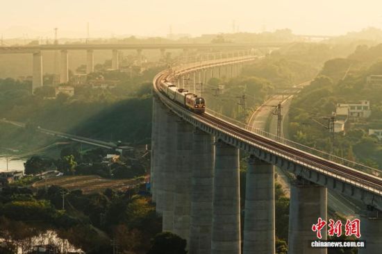 图为2025年12月25日,四川隆昌至泸州至叙永铁路开通运营。蜀道集团 供图 图为2025年12月25日,四川隆昌至泸州至叙永铁路开通运营。蜀道集团 供图
