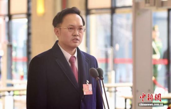 四川省人大代表丁兆在“代表通道”讲述履职故事。 四川发布 供图 四川省人大代表丁兆在“代表通道”讲述履职故事。 四川发布 供图