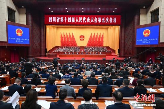 四川省十四届人大五次会议开幕会现场。 记者 刘忠俊 摄 四川省十四届人大五次会议开幕会现场。 记者 刘忠俊 摄