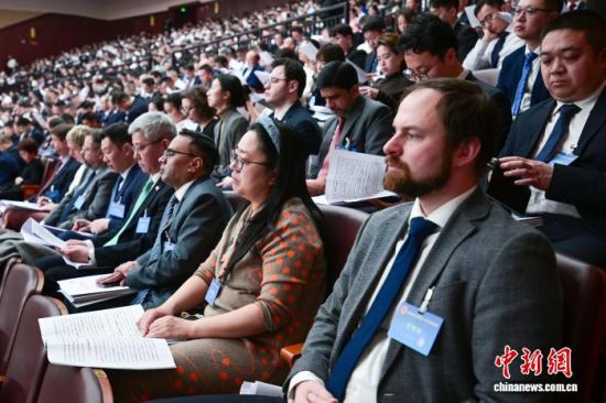 四川省第十四届人大五次会议3日在成都开幕,图为受邀外国驻蓉领事机构官员等代表旁听大会。 记者 刘忠俊 摄 四川省第十四届人大五次会议3日在成都开幕,图为受邀外国驻蓉领事机构官员等代表旁听大会。 记者 刘忠俊 摄