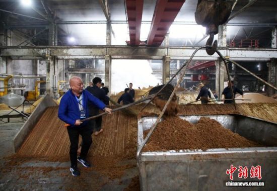 图为海外华媒代表在四川感受传统酿酒技艺(资料图)。记者 王磊 摄 图为海外华媒代表在四川感受传统酿酒技艺(资料图)。记者 王磊 摄