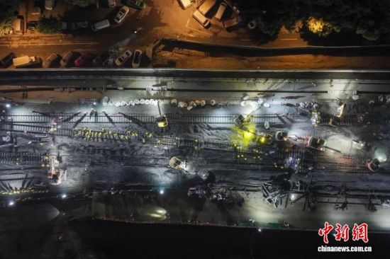 1月16日,四川成都铁路枢纽八里站信号倒接及线路拨接施工顺利完成,为成渝中线高铁引入成都站工程奠定坚实基础。(无人机照片) 记者 刘忠俊 摄 1月16日,四川成都铁路枢纽八里站信号倒接及线路拨接施工顺利完成,为成渝中线高铁引入成都站工程奠定坚实基础。(无人机照片) 记者 刘忠俊 摄