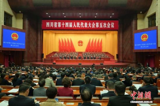 4日下午,四川省第十四届人民代表大会第五次会议举行第二次全体会议。 记者 刘忠俊 摄 4日下午,四川省第十四届人民代表大会第五次会议举行第二次全体会议。 记者 刘忠俊 摄