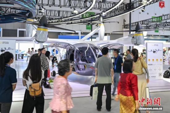 2025年6月11日,AE200电动垂直起降飞行器吸引不少参观者驻足。 记者 刘忠俊 摄 2025年6月11日,AE200电动垂直起降飞行器吸引不少参观者驻足。 记者 刘忠俊 摄