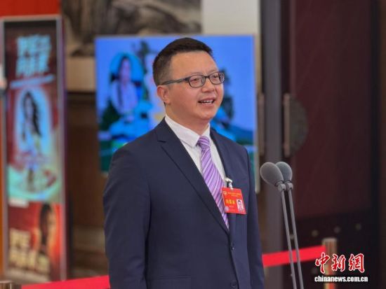 2月5日,四川成都,四川省政协委员、西南交通大学前沿科学研究院院长杨维清在四川省政协十三届四次会议第二场“委员通道”上答记者问。 记者 岳依桐 摄 2月5日,四川成都,四川省政协委员、西南交通大学前沿科学研究院院长杨维清在四川省政协十三届四次会议第二场“委员通道”上答记者问。 记者 岳依桐 摄