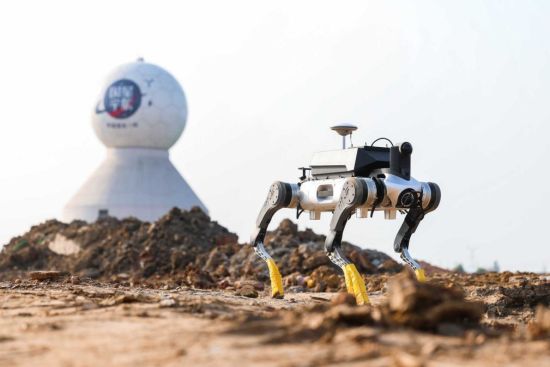 基于开源智能体OpenClaw(“龙虾”),通过自然语言指令远程调用在轨卫星的太空算力,实现对地面四足机器狗的操控。国星宇航供图 基于开源智能体OpenClaw(“龙虾”),通过自然语言指令远程调用在轨卫星的太空算力,实现对地面四足机器狗的操控。国星宇航供图