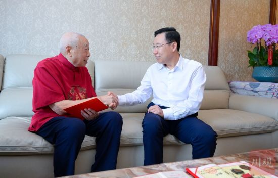 2026年6月30日,省委书记王晓晖到成都高新区桂溪街道天华社区,走访慰问已有72年党龄,97岁的老党员李存木。 2026年6月30日,省委书记王晓晖到成都高新区桂溪街道天华社区,走访慰问已有72年党龄,97岁的老党员李存木。