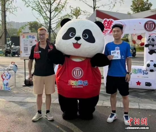 8月22日,在活动现场申花与蓉城球迷和“安逸熊猫”合影留念。 杨烨楠 摄 8月22日,在活动现场申花与蓉城球迷和“安逸熊猫”合影留念。 杨烨楠 摄