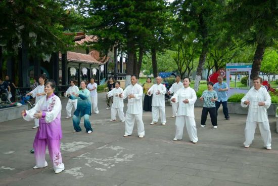 社区民众正在练习太极拳。刘忠俊 摄 社区民众正在练习太极拳。刘忠俊 摄
