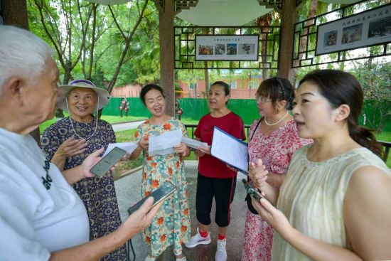 社区合唱团成员正在录制歌曲。刘忠俊 摄 社区合唱团成员正在录制歌曲。刘忠俊 摄