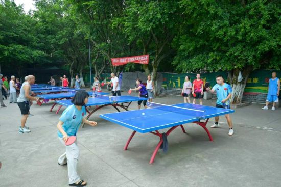 在社区乒乓球场上运动的各族群众。 刘忠俊 摄 在社区乒乓球场上运动的各族群众。 刘忠俊 摄