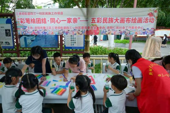 孩子们在老师指导下描写“民族团结一家亲”。 刘忠俊 摄 孩子们在老师指导下描写“民族团结一家亲”。 刘忠俊 摄