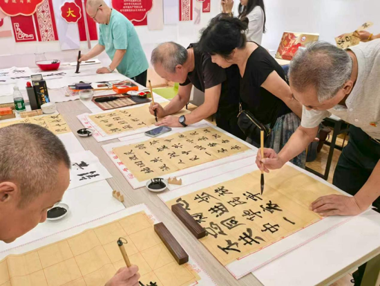 堰塘坝社区老人进行书法写作 摄影 薛雨桢 堰塘坝社区老人进行书法写作 摄影 薛雨桢
