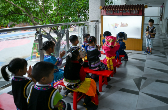 北川县安昌幼儿园,各民族孩子在看皮影小剧场。图源:中国新闻网 北川县安昌幼儿园,各民族孩子在看皮影小剧场。图源:中国新闻网
