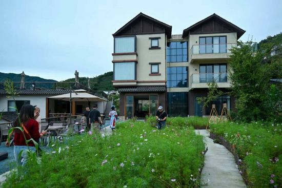 石椅村村民领办的民宿吸引众多游客前来。刘忠俊 摄 石椅村村民领办的民宿吸引众多游客前来。刘忠俊 摄
