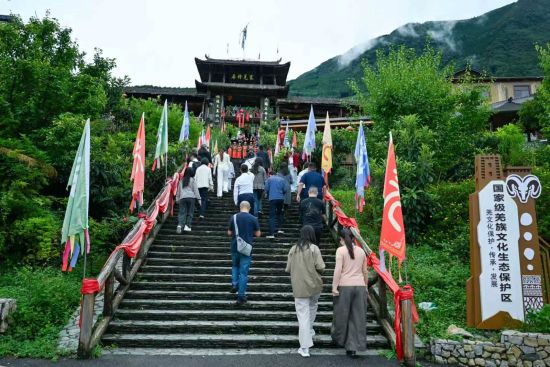 游客走进石椅羌寨。刘忠俊 摄 游客走进石椅羌寨。刘忠俊 摄
