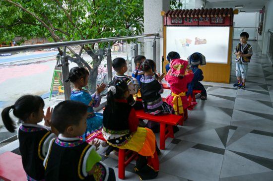 【北川安昌幼儿园开展民族小课堂 中新社记者 刘忠俊 摄】 【北川安昌幼儿园开展民族小课堂 中新社记者 刘忠俊 摄】