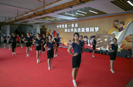 【学校进行民族舞蹈排练 中新社记者 刘忠俊 摄】 【学校进行民族舞蹈排练 中新社记者 刘忠俊 摄】