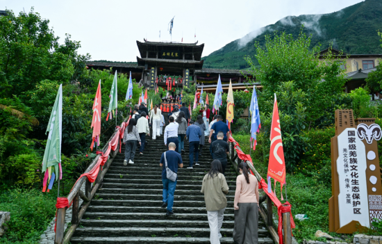 【采访团探访石椅羌寨 中新社记者 刘忠俊 摄】 【采访团探访石椅羌寨 中新社记者 刘忠俊 摄】