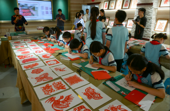 西街小学“石榴籽”剪纸工作坊 西街小学“石榴籽”剪纸工作坊