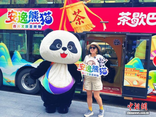 图为活动现场网络达人与“安逸熊猫”合影留念。 轩瑾婉 摄 图为活动现场网络达人与“安逸熊猫”合影留念。 轩瑾婉 摄