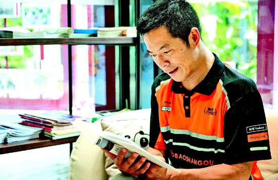 热爱阅读的熊天宇。记者邓孝禹 摄 热爱阅读的熊天宇。记者邓孝禹 摄
