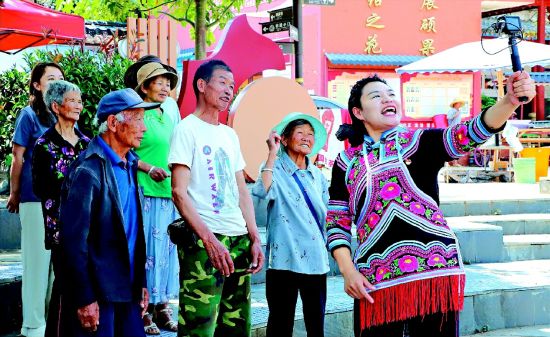 毛建桦(右一)带着村民一起拍摄短视频。受访者供图 毛建桦(右一)带着村民一起拍摄短视频。受访者供图