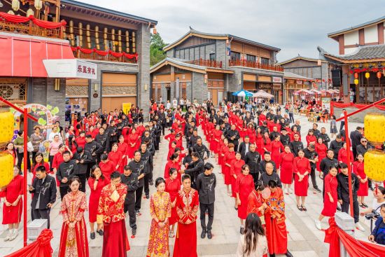资阳市乐至县婚俗活动现场。吴昊江 摄 资阳市乐至县婚俗活动现场。吴昊江 摄