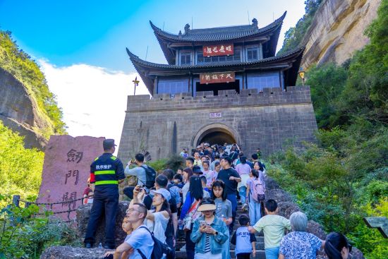 剑门关景区人潮涌动。剑阁县文化广播电视体育和旅游局供图 剑门关景区人潮涌动。剑阁县文化广播电视体育和旅游局供图